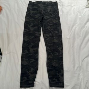 Black & light grey CAMO leggings ; FABLETICS ; US 4, size SM